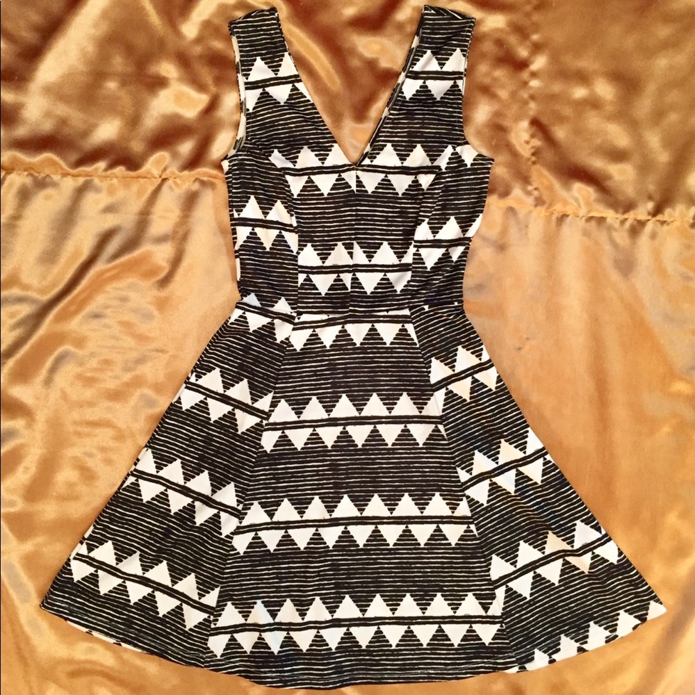 H&M Sleeveless V-neck Abstract Patterned Dress.